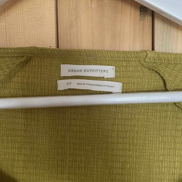 urban outfitters long sleeve chartreuse crop top - Picture 2 of 4